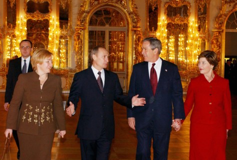 Leningrad region, russia, november 22 2002: president of russia vladimir putin (2nd l) and president of the usa george bush (2nd r) and their wives lyudmila (l) and laura (r) in one of the halls of th...