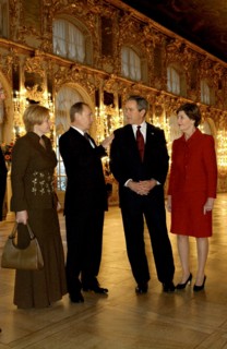 Leningrad region, russia, november 22 2002: president of russia vladimir putin (2nd l) and president of the usa george bush (2nd r) and their wives lyudmila (l) and laura (r) in one of the halls of th...