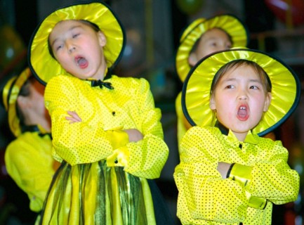 Kirghizia, 11/02: 'ak-shoola' childrens chorus.