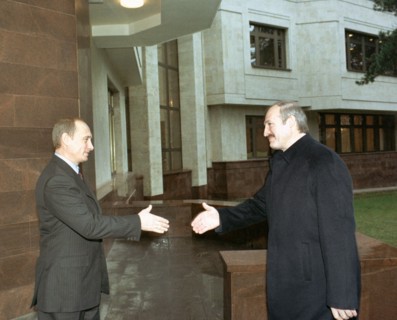 Moscow,russia, november 27 2002: russian president vladimir putin (l) pictured greeting his belarussian counterpart alexander lukashenko on wednesday at the volynskoye residence in a moscow suburb, (p...
