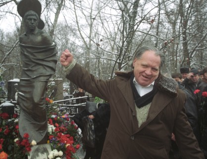 Moscow,russia, january 25 2003: poet limary semyonov reads his verse in front of the grave of russian actor and singer-songwriter vladimir vysotsky on january 25, the day of his 65th birth anniversary...