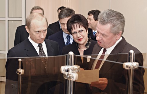 Caption: tas30:tambov, russia, april 2, 2003, president vladimir putin and ceo of the tambov branch of the russian pension fund tamara kozlovskaya talking to an 80-year-old pensioner viktor ablautov (...