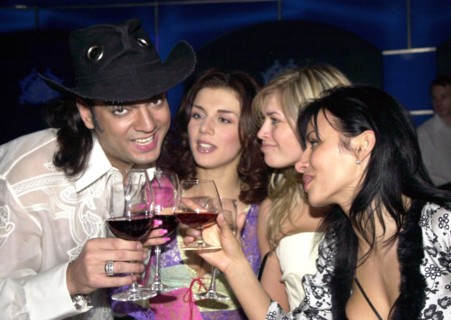 Moscow, russia, april 25 2003, popular singer filipp kirkorov (l) and anna sedakova (l-r), vera brezhneva and nadezhda granovskaya of the via gra group at yesterday's presentation of new album titled ...