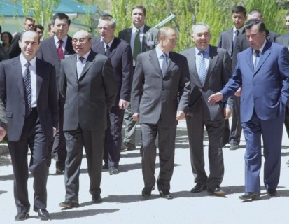 President of armenia robert kocharyan, kyrgyz president askar akayev, russian president vladimir putin, kazakhstan's president nursultan nazarbayev, tajik president emomali rakhmonov (in pic l-r) are ...