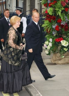 london, great britain, june 27 2003, russian president vladimir putin his wife lyudmila head to a return reception in honour of queen elizabeth ll at spencer house thursday night.