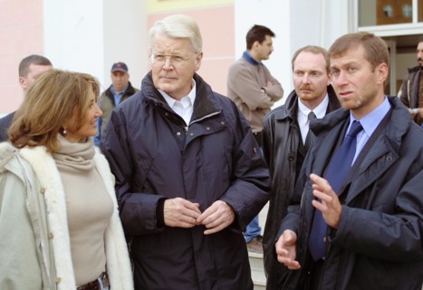 Governor of chukotka autonomous district roman abramovich (right), president of iceland ragnar grimsson (center) and president's wife dorrit musaeff (left) visiting newly-built houses in anadyr, augus...