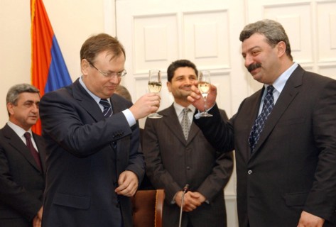 President-chairman of the board of directors of vneshtorgbank andrei kostin (l) and chairman of the board of directors of savings bank of armenia mikhail bagdasarov (r) after signing the agreement on ...