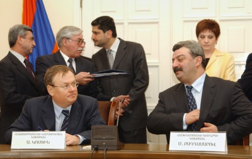 President-chairman of the board of directors of vneshtorgbank andrei kostin (l) and chairman of the board of directors of savings bank of armenia mikhail bagdasarov (r) at signing the agreement on acq...