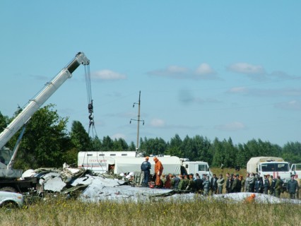 On the site of the tu-134 crash, the plane crashed in mysterious circumstances on 8/23, tula region, russia, august 25 2004.