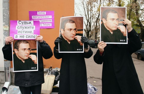 Participants in a demonstration in support of former head of yukos oil company mikhail khodorkovsky held in front of the meshchansky court house in moscow, khodorkovsky is charged with fraud and tax a...