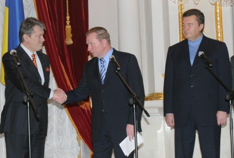 Ukraine election crisis 2004, ukrainian outgoing president leonid kuchma (c) addresses opposition leader west-leaning viktor yushchenko (l) as prime minister viktor yanukovich looks on following round...