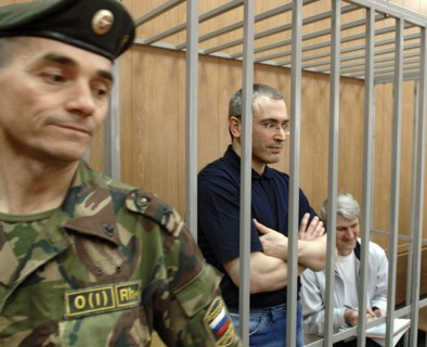 The ex-head of yukos mikhail khodorkovsky (centre) and menatep chief platon lebedev during sentencing at the meshchansky court, may 30, 2005, moscow, russia.