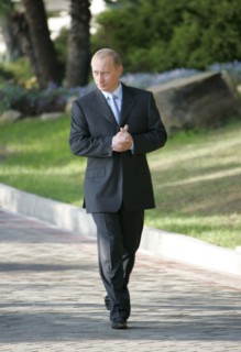 Russian president vladimir putin prepares to welcome jordan's king abdullah ll in his bocharov ruchei residence on the black sea coast, sochi, russia, august 18 2005.