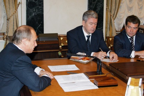 President vladimir putin (l), newly appointed first deputy prime minister dmitry medvedev (r) and the tyumen region’s former governor sergei sobyanin, who takes over medvedev’s previous post as presid...