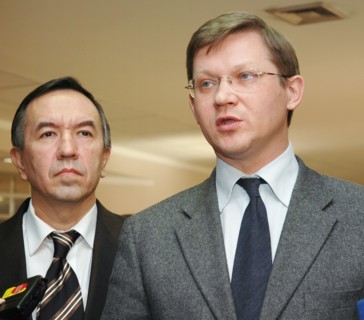 Leaders of the republican party of russia (rpr) vladimir ryzhkov (r) and vladimir lysenko answer reporters' questions after a session of russia's supreme court, the republican party of russia has been...