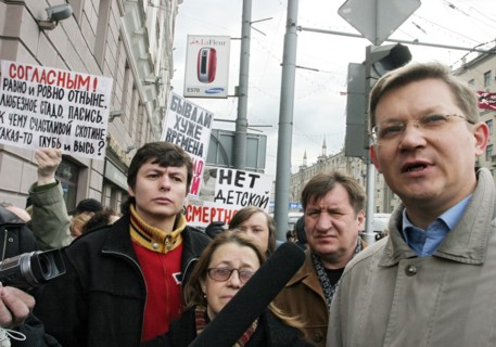 Russian state duma deputy vladimir ryzhkov (r) seen during the 'march of those who disagree' staged by the russian opposition, april 16, 2007, moscow, russia.