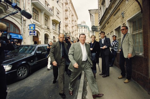 Vladimir gusinsky, head of the media most holding company, after his interrogation at butyrsky prison, june 2000.