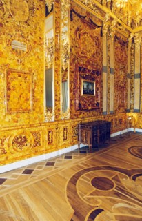 The restored northern wall of the amber room in the catherine palace at tsarskoye selo in the st, petersburg region of russia, 2001.