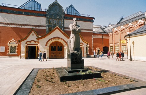 The entrance to the tretyakov state gallery on lavrushinsky lane in moscow, russia.