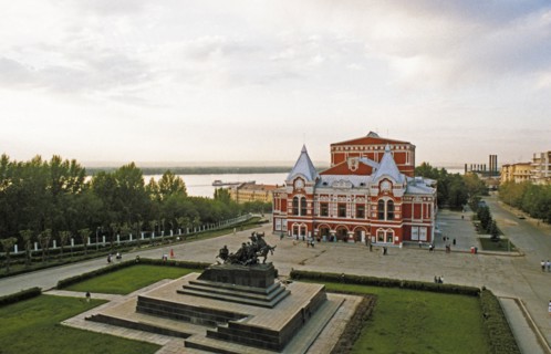 The a, m, gorky drama theater with a monument to chapayev in the foreground, samara, russia.
