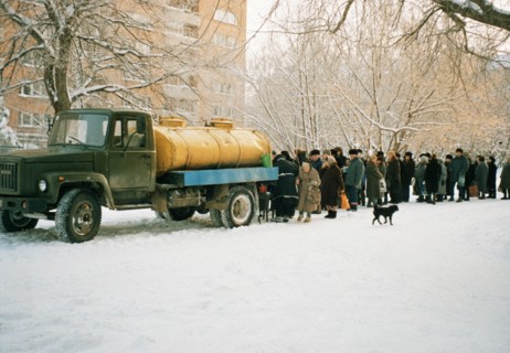Nizhny novgorod, jan, 1999, housing estate residents, buy milk - cheaper than milk in the stores.