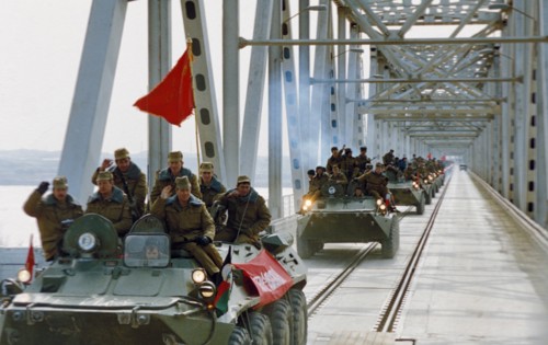 Soviet troops crossing the soviet-afghan border along the 960m long bridge over the amudarya river near the town of termez, uzbekistan during their withdrawal from afghanistan, february 6, 1989.