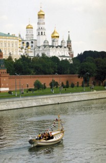 Old russian boat carrying a shrine with the relic of saint warrior admiral fyodor ushakov down the moskva river from the cathedral of christ the savior to kolomenskoye, august 11, 2002, the moscow kre...