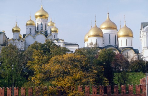 Onion-domed churches of the moscow kremlin seen from the kremlin embankment, october 2003.