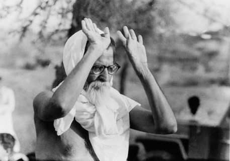 Bhoodan leader Acharya Vinoba Bhave addresses village meeting at Shamalaji in Gujarat brfore his walk tour India1959