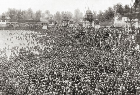 Thousands of Hindus bathing in the sacred River Ganges