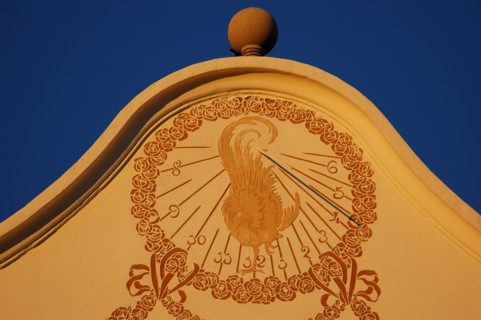 Sundial in a facade, Modernist house