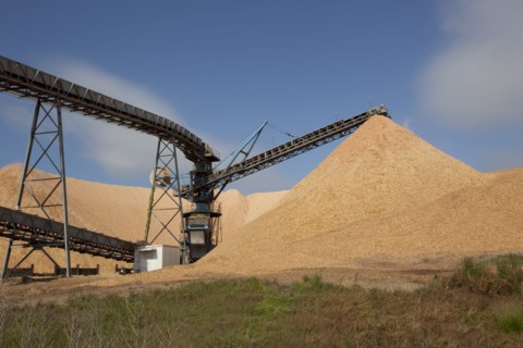 Conveyor Cranes transport woodchips