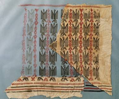 Hispano-Arabic. Piece of tissue with eagles. 12th-13th c. Linen and silk. From Collegiate of St. Vicenc de Roda de Ribagorca.