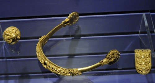 Gold spur and 2 strap mounts.