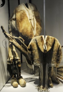 Inuits. Caribou hunting.