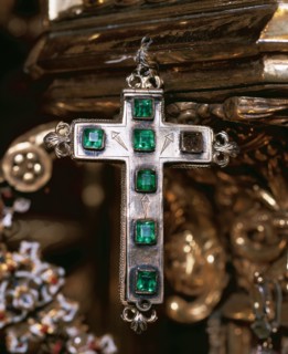 Ostensorium. Gothic. 14th C. Detail cross adorned with green gems. Barcelona. Spain.