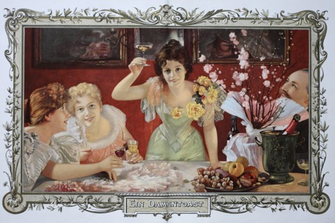 women drinking together cocktails at a party   /  Frauen trinken zusammen Cocktails auf einer Party