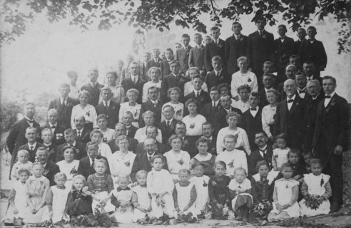 Group picture of an extended family with a family celebration