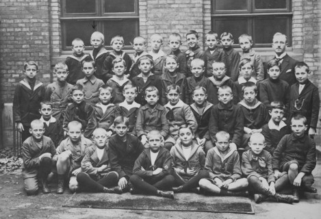 Class photo of a boy class with about 10-year-old boy in 1920