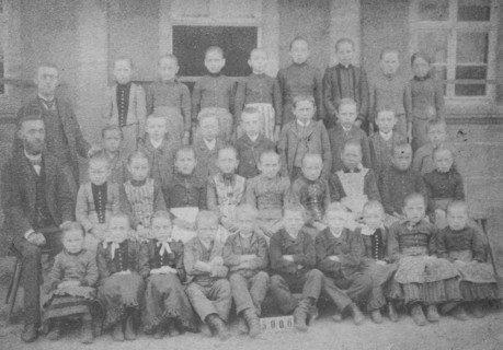 faded class photo of a school class in 1890