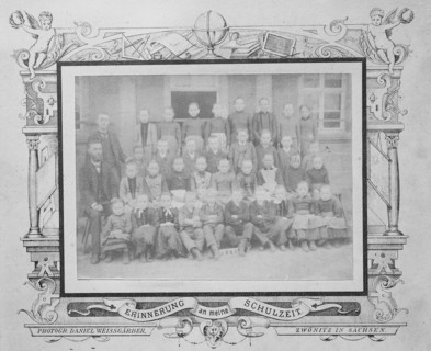 faded class photo of a school class in 1890