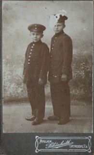 Kinder in Uniform