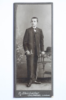 Junge nach der Konfirmation