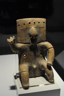 Seated human figure with tumbaga decoration