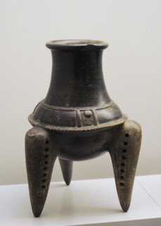 Tripod bowl with rattle-legs
