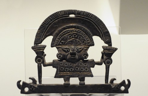 Pectoral pendant with depiction of the divinity