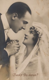 Historic postcard with a happy bride and groom and the text Do you remember it?