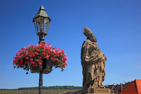 Sankt Fridericus Statue at the old Main bridge