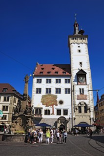 Fountain Vierröhrenbrunnen and building Beim Grafeneckart