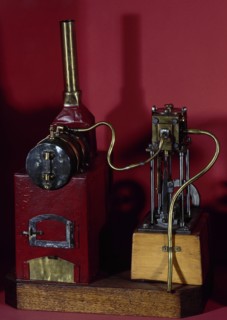 Model of a vertical steam machine with boiler.